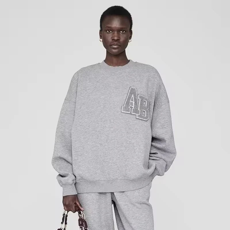 Sweatshirt til kvinder med rund hals og print i grå, bordeaux, sort eller hvid