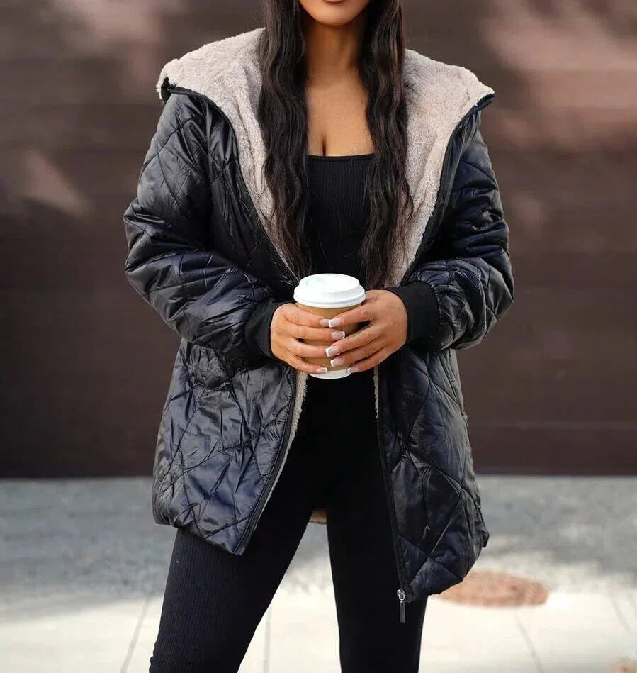 Manteau matelassé noir à capuche doublé aspect mouton pour femme