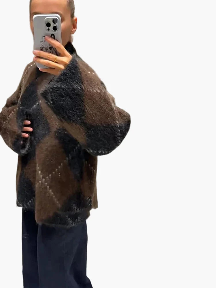 Oversized diamond pattern pullover for women, casual and trendy style, ideal for autumn and winter