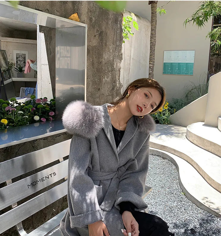 Abrigo de longitud media para mujer, gris, con capucha y pompones suaves