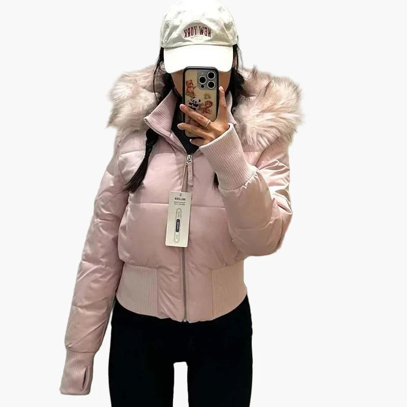 Damen-Daunenjacke im urbanen Stil mit Kapuze, tailliertem Schnitt und Kunstfellkragen für Herbst und Winter