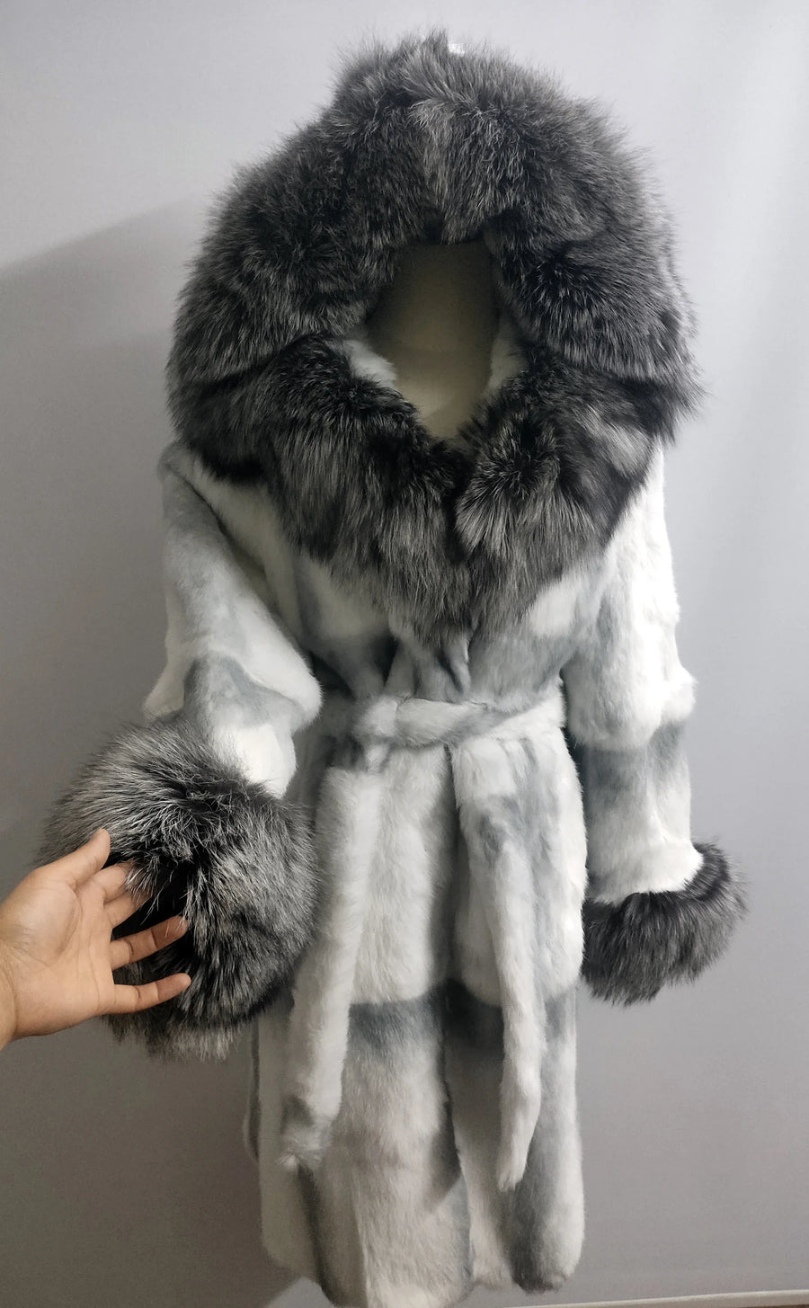 Manteau à capuche en fausse fourrure bicolore style luxe pour femme