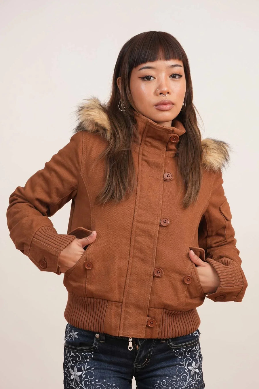 Blouson court Femme à capuche bordée de fausse fourrure et col montant