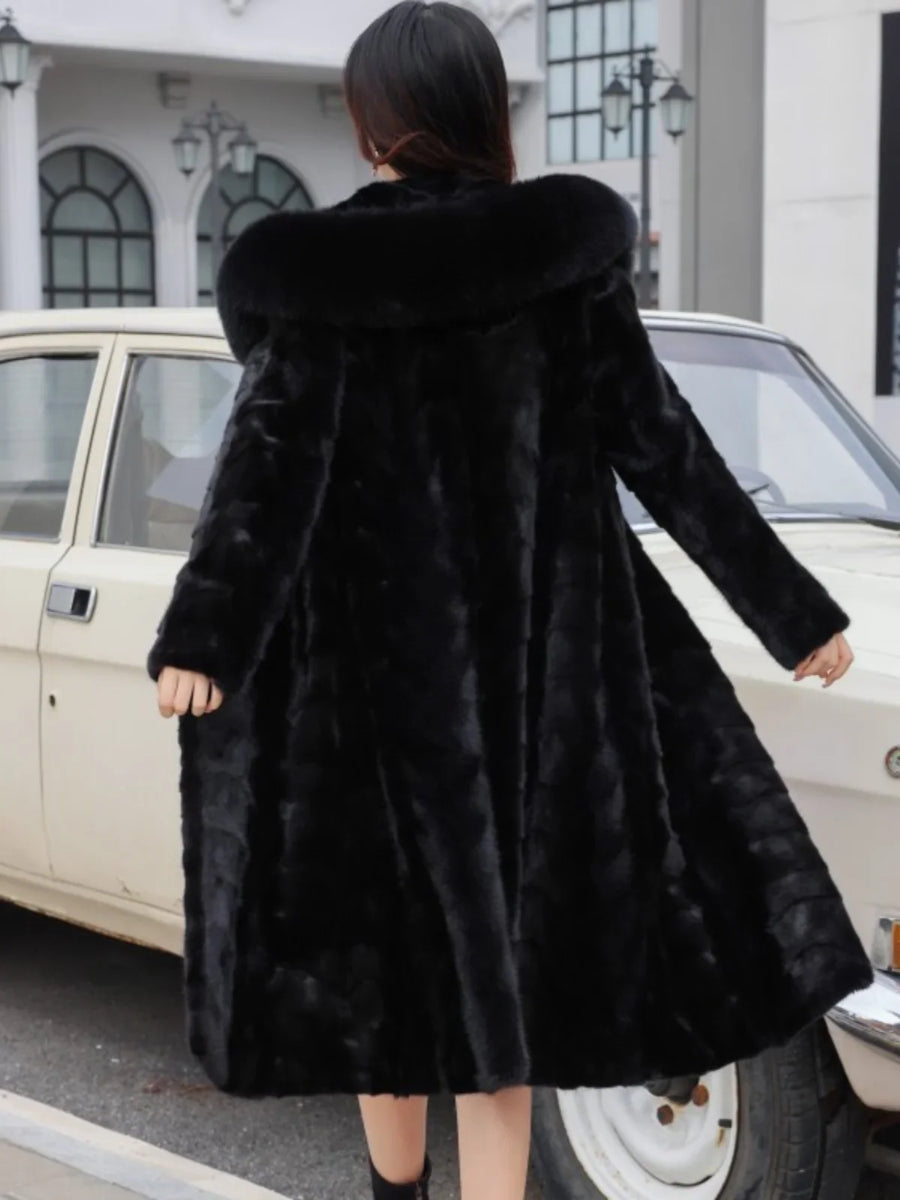 Cappotto lungo da donna nero in materiale morbido con cappuccio e ecopelliccia