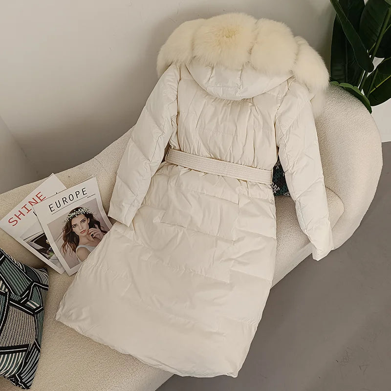 Piumino lungo da donna con cappuccio, rifiniture in pelliccia sintetica, cintura, bianco sporco
