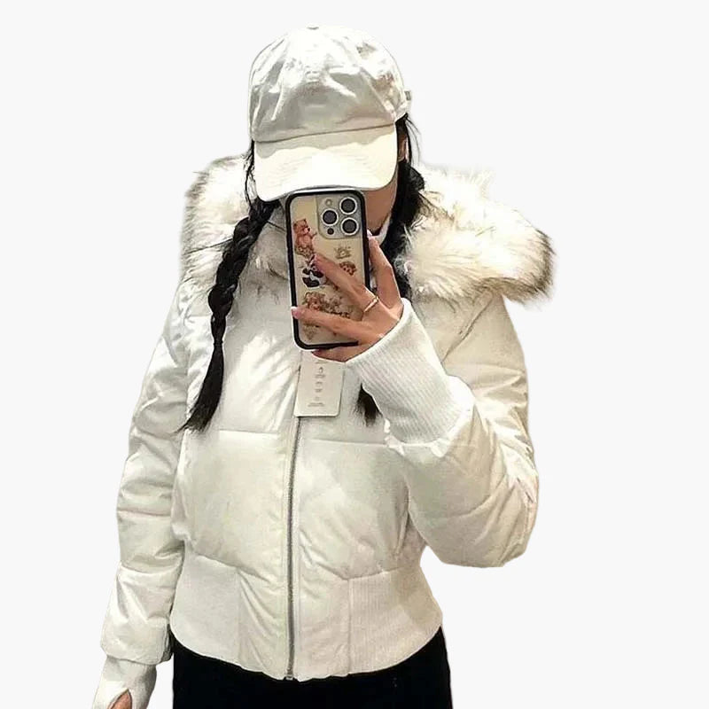 Damen-Daunenjacke im urbanen Stil mit Kapuze, tailliertem Schnitt und Kunstfellkragen für Herbst und Winter