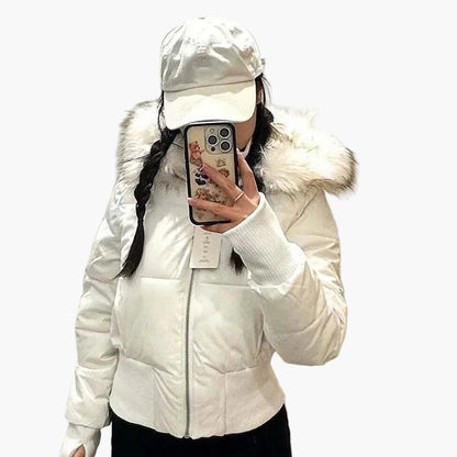 Damen-Daunenjacke im urbanen Stil mit Kapuze, tailliertem Schnitt und Kunstfellkragen für Herbst und Winter