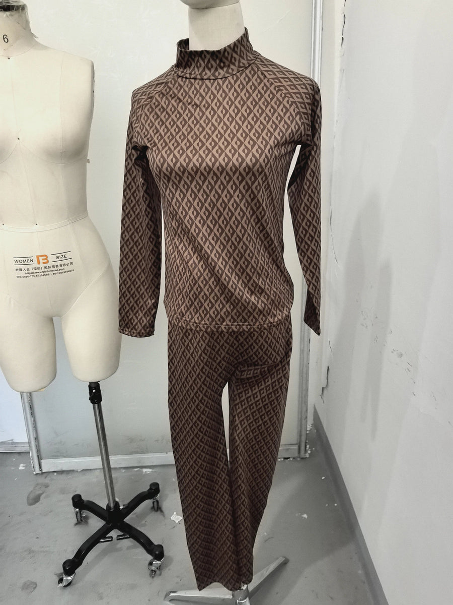 Dames sportset met geometrisch patroon in bruin en beige, donsjas, broek, top en coltrui