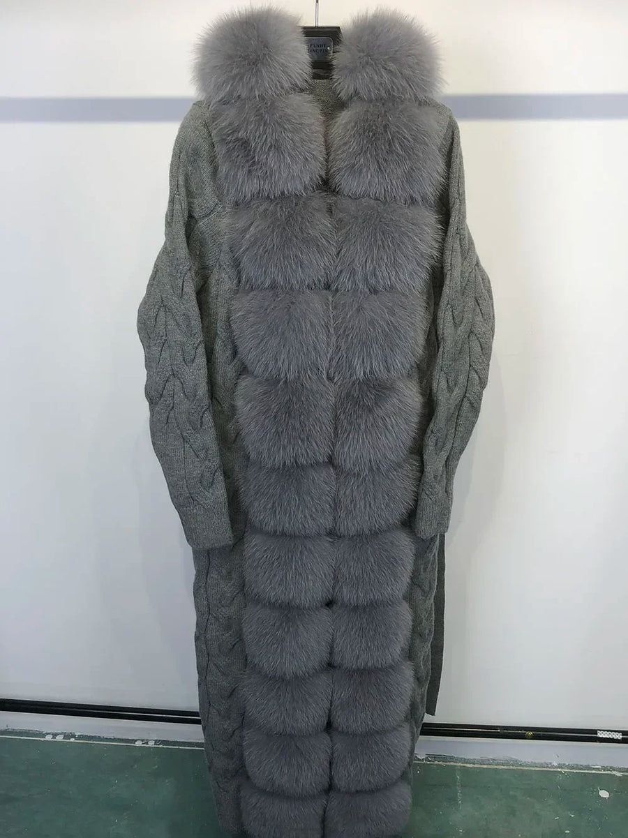 Lange Damen-Strickweste mit Zopfmuster und Felloptik-Besätzen