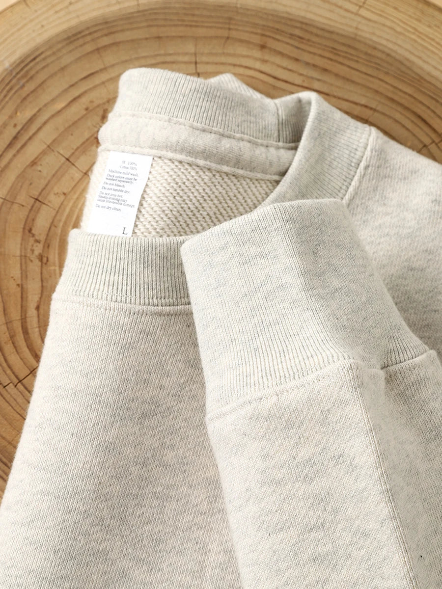 Avslappnad sweatshirt med rund hals och långa ärmar i ljusmelerad färg