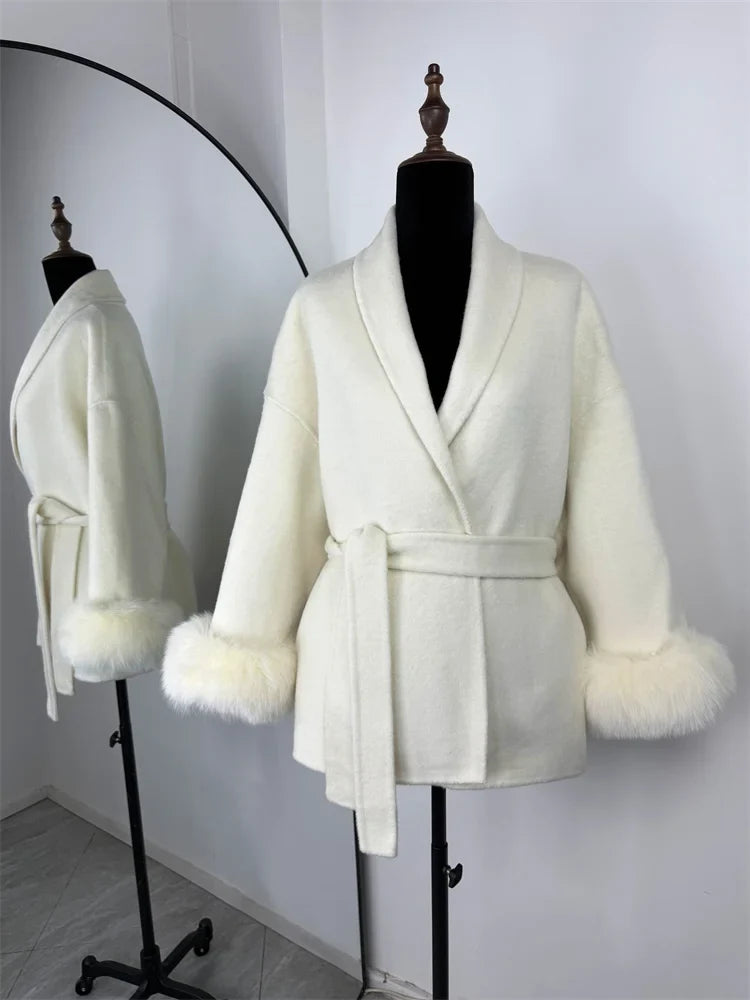 Veste courte femme ceinturée en tissu doux avec poignets en fausse fourrure