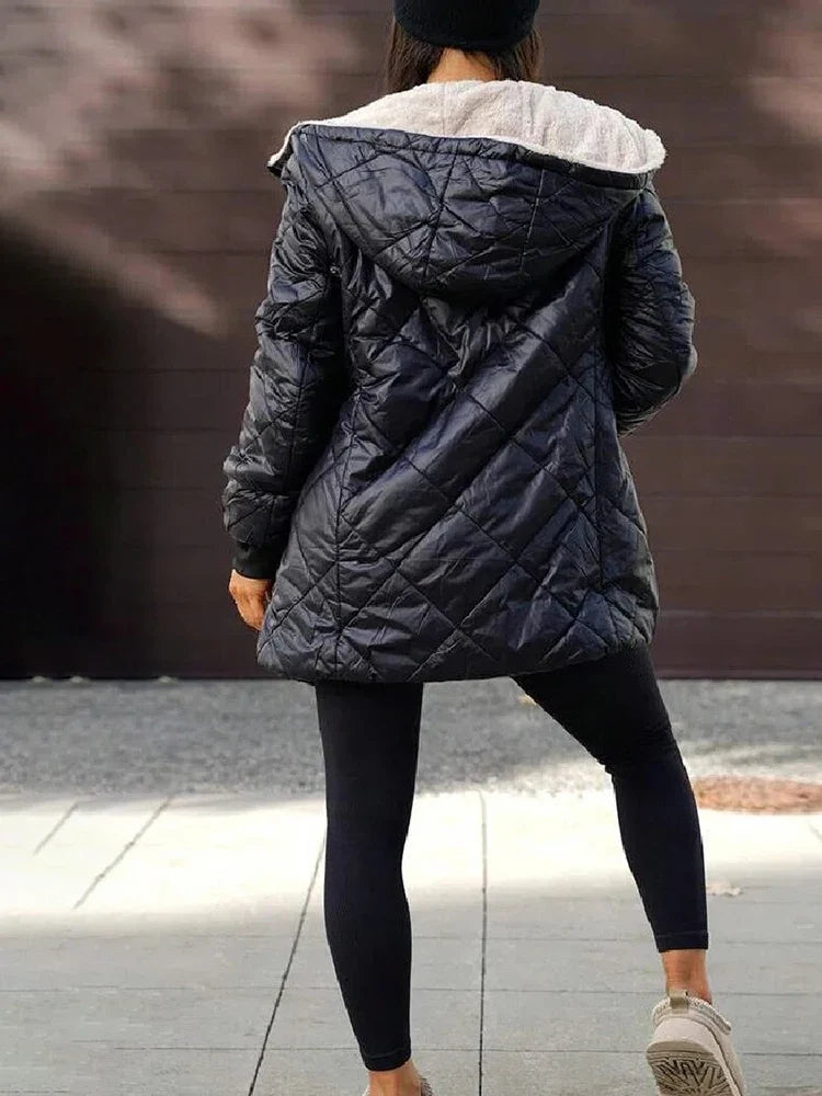 Manteau matelassé noir à capuche doublé aspect mouton pour femme