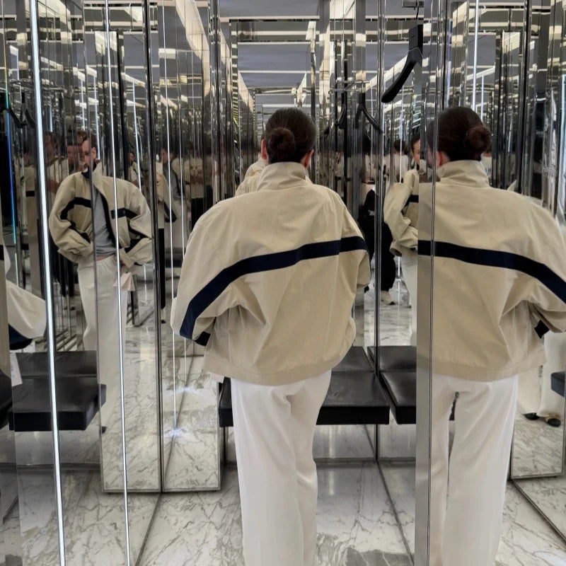 Damenblouson mit Stehkragen, Reißverschluss und kontrastierenden Streifen