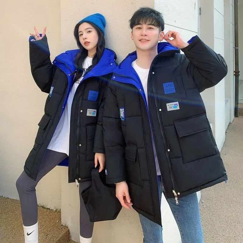 Piumino lungo unisex trapuntato con cappuccio foderato a contrasto e molteplici tasche da uomo e da donna