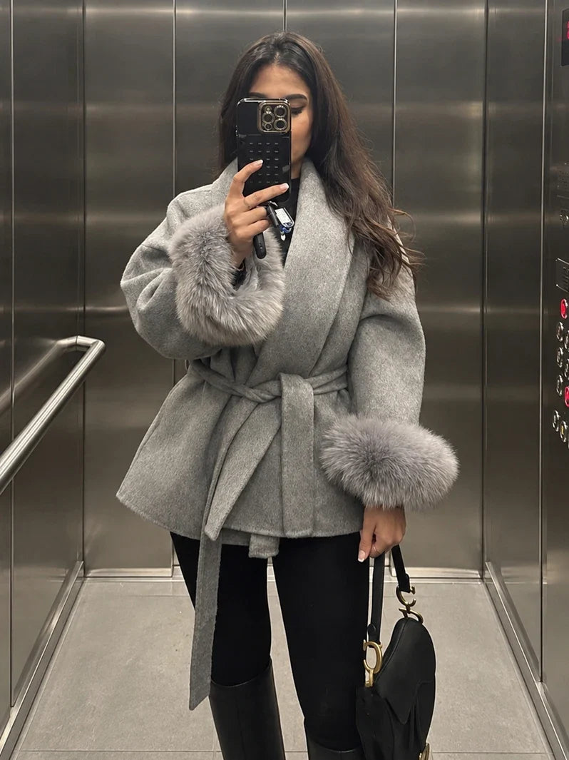 Veste courte femme ceinturée en tissu doux avec poignets en fausse fourrure