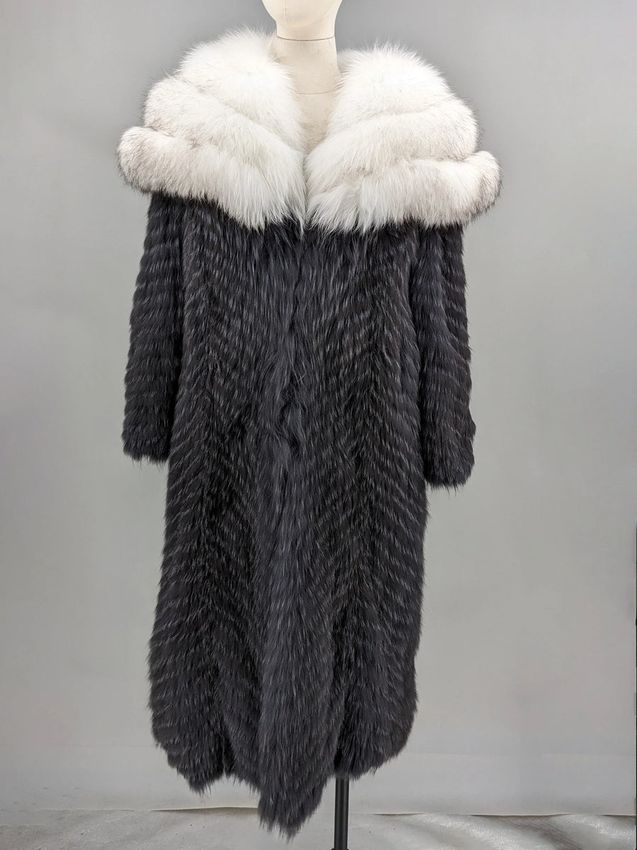Lang frakke til kvinder med pelseffekt, sjalskrave og hætte, sildebensmønster