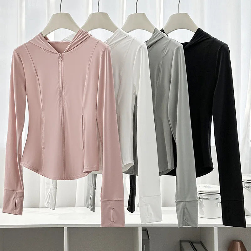 Taillierte Damenjacke mit Kapuze, Reißverschluss und Daumenlöchern, blassrosa