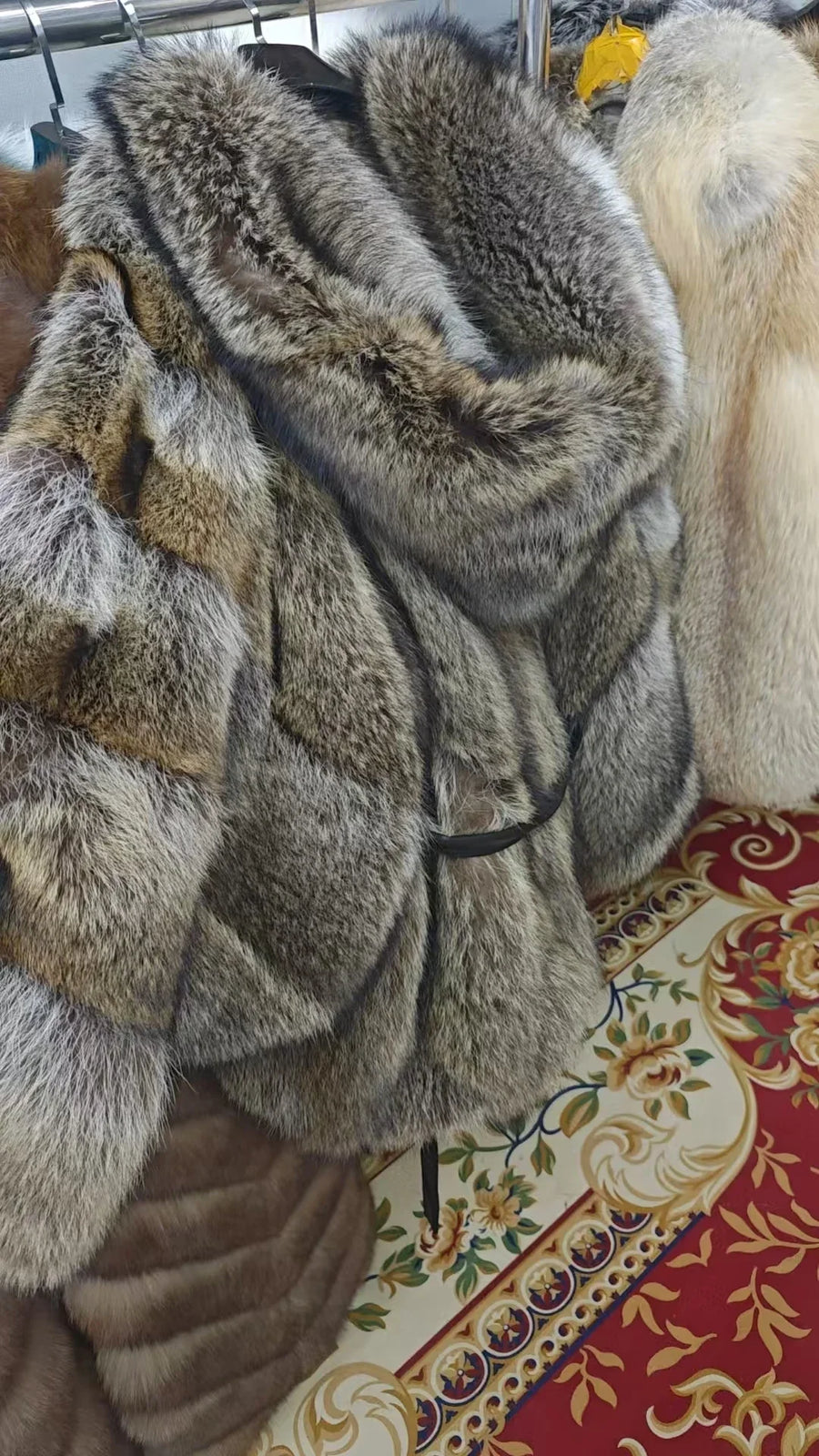 Cappotto caldo da donna con cappuccio in pelliccia sintetica, maniche lunghe e motivo a chevron