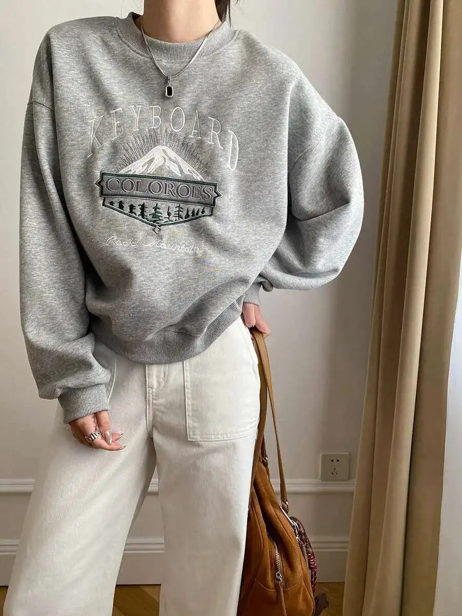 Ledig rundhalsad sweatshirt för dam med bergstryck och långa ärmar