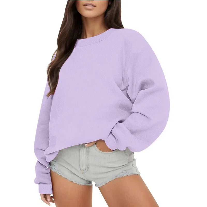 Ensfarvet, løstsiddende sweatshirt til kvinder med rund hals og lange ærmer