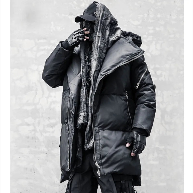 Lang svart vinterfrakk for menn med hette og flere glidelåser i techwear-stil