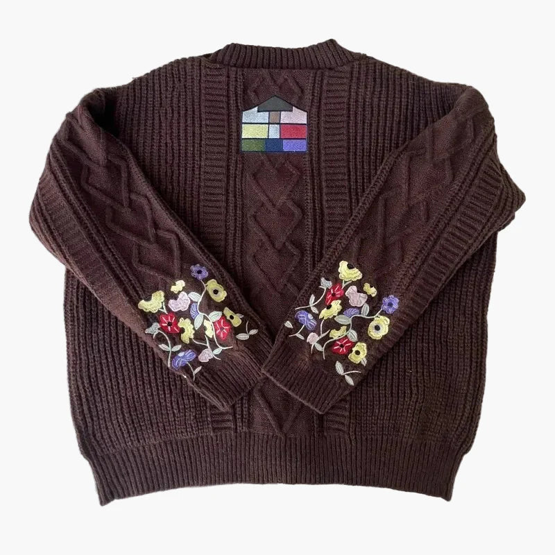 Cardigan donna oversize stile universitario con ricami floreali e bottoni – Look casual chic