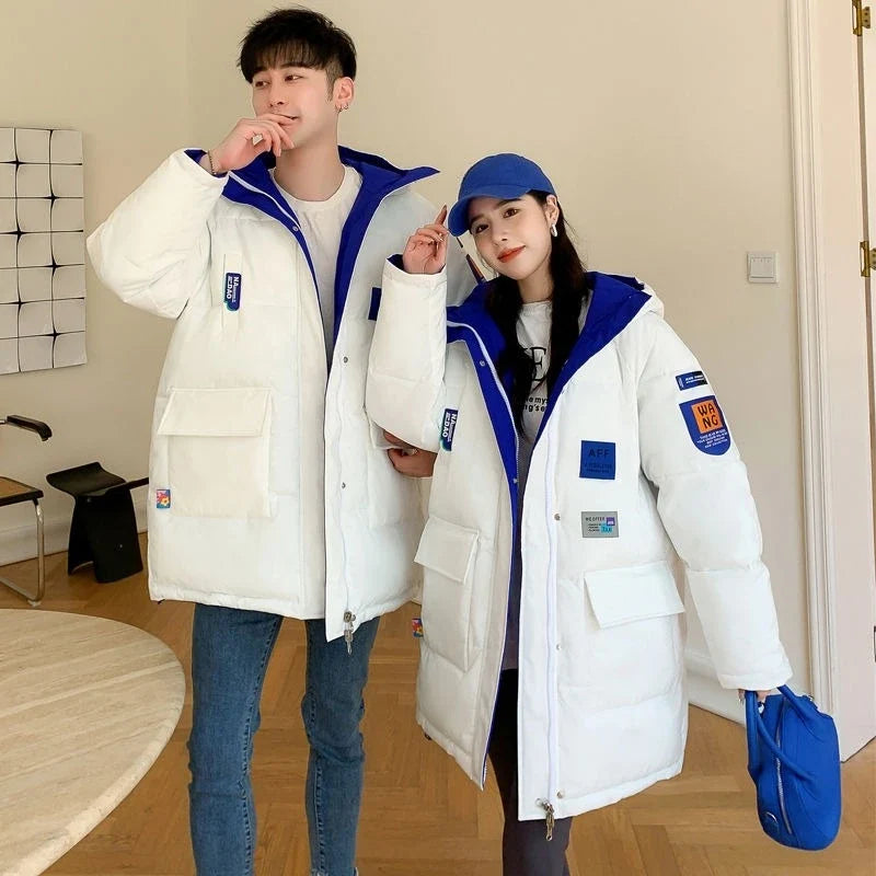 Piumino lungo unisex trapuntato con cappuccio foderato a contrasto e molteplici tasche da uomo e da donna