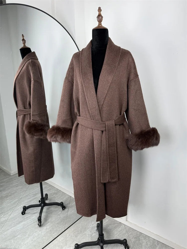 Veste courte femme ceinturée en tissu doux avec poignets en fausse fourrure