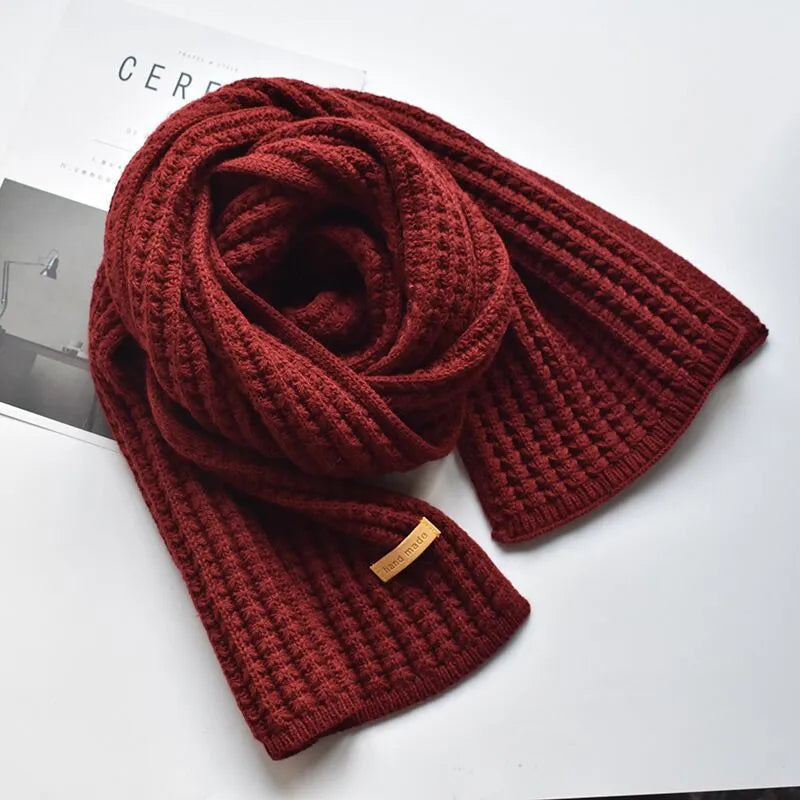 Weicher gerippter gestrickter Winterschal mit Etikett