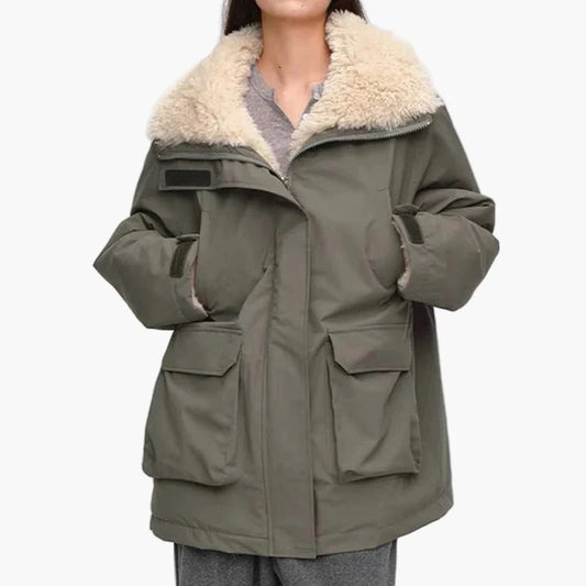 Cappotto invernale donna stile casual con collo foderato e tasche ampie