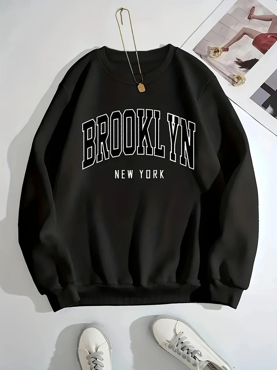 Graues Sweatshirt mit Rundhalsausschnitt und dem Aufdruck „BROOKLYN NEW YORK“ im lässigen Stil