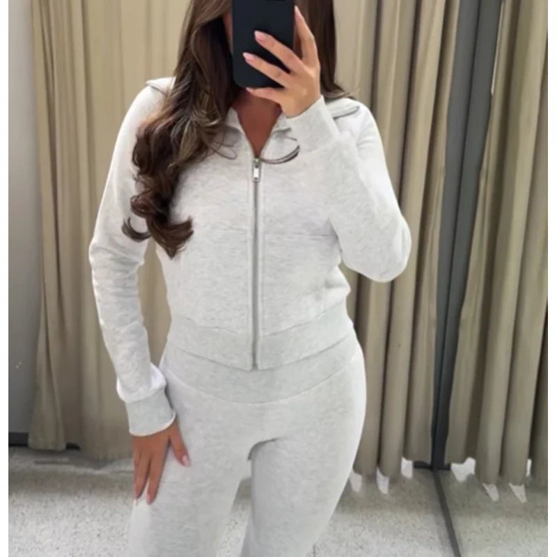 Casual sportieve damesoutfit - kort jack met rits en broek met uitlopende pijpen en hoge taille