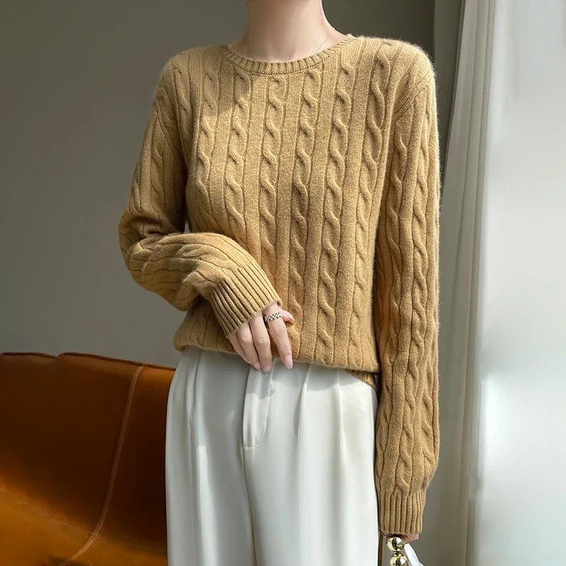 Damenpullover mit Rundhalsausschnitt aus Zopfmuster-Strick mit langen Ärmeln in Rosa