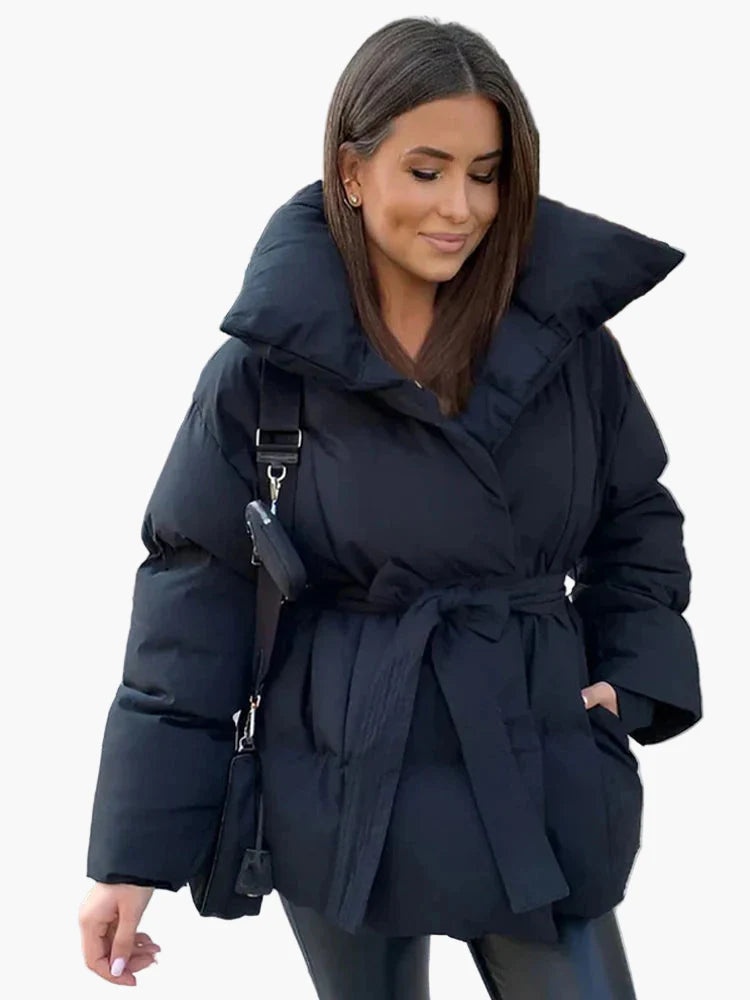 Vinterjakke for dame i elegant urban stil med belte og bred krage