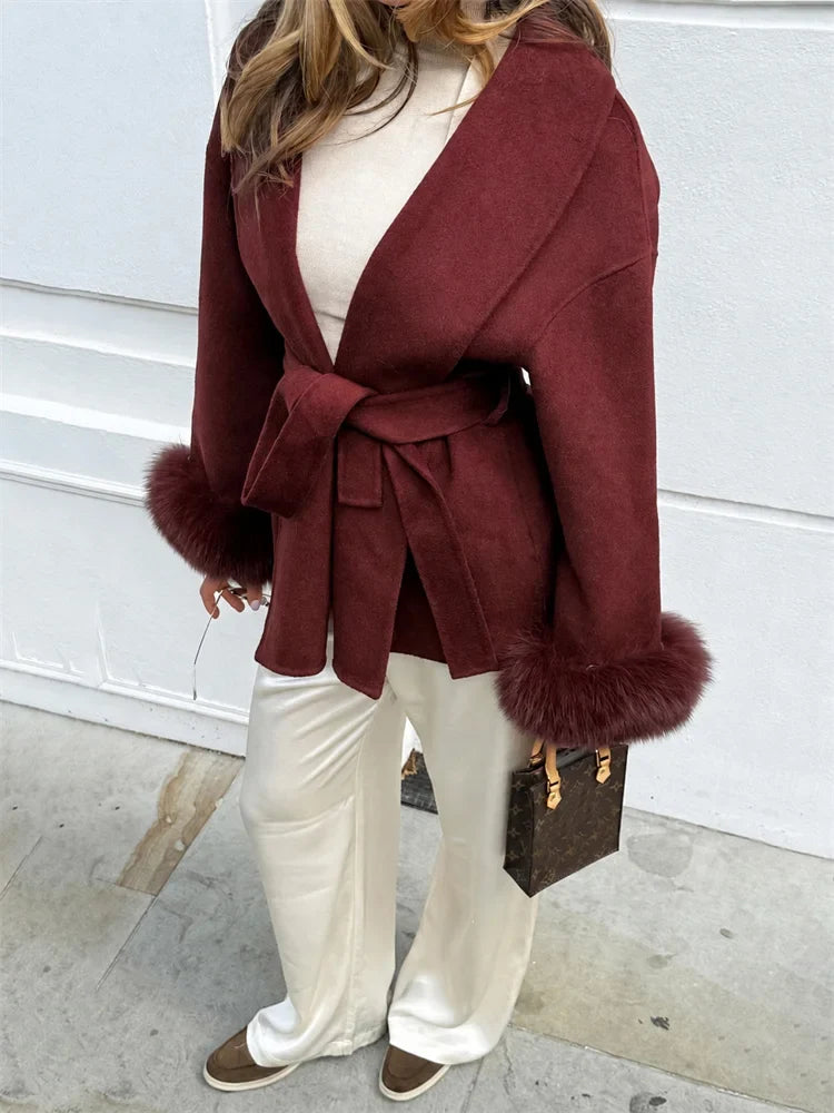 Veste courte femme ceinturée en tissu doux avec poignets en fausse fourrure
