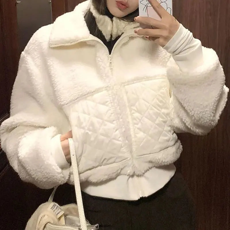 Giacca corta stile montone teddy con colletto a camicia e tasche trapuntate, nera