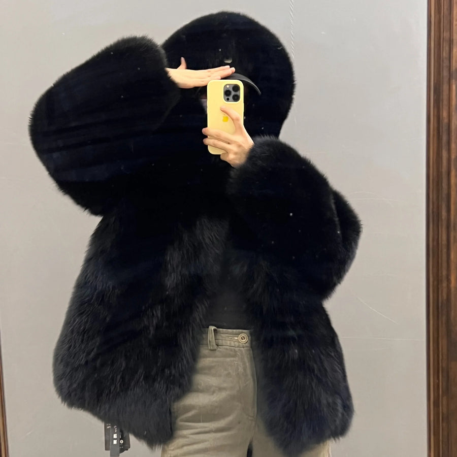 Cappotto da donna con cappuccio in ecopelliccia morbida, vestibilità ampia
