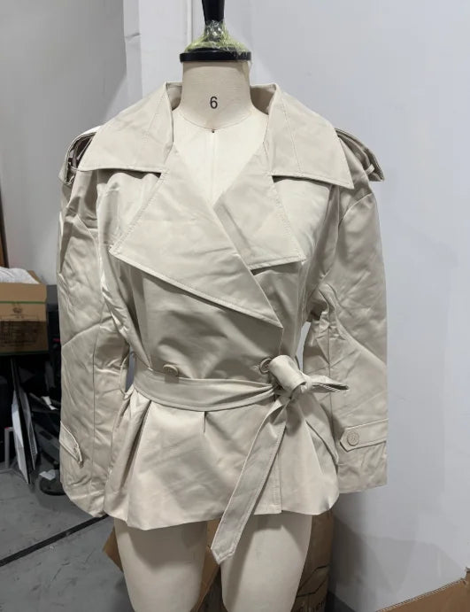 Lässiger mittellanger, taillierter Damen-Trenchcoat mit weitem Schnitt
