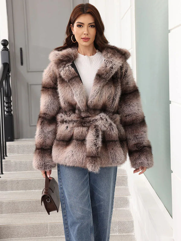 Cappotto da donna a righe in pelliccia sintetica con cappuccio e cintura