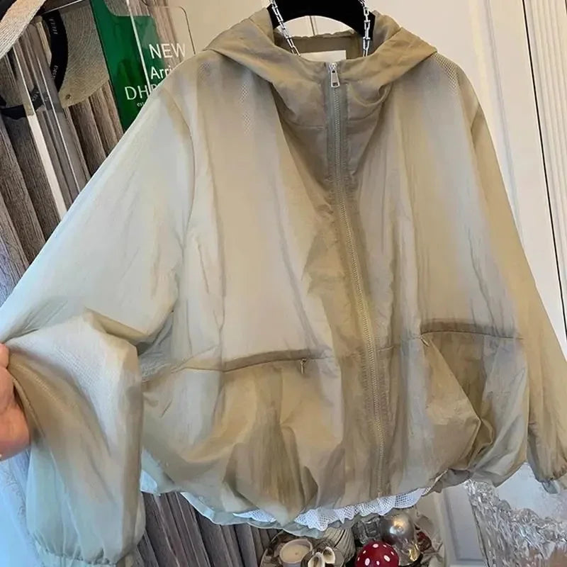 Lätt enfärgad damjacka med huva, vindtät och transparent dragkedja