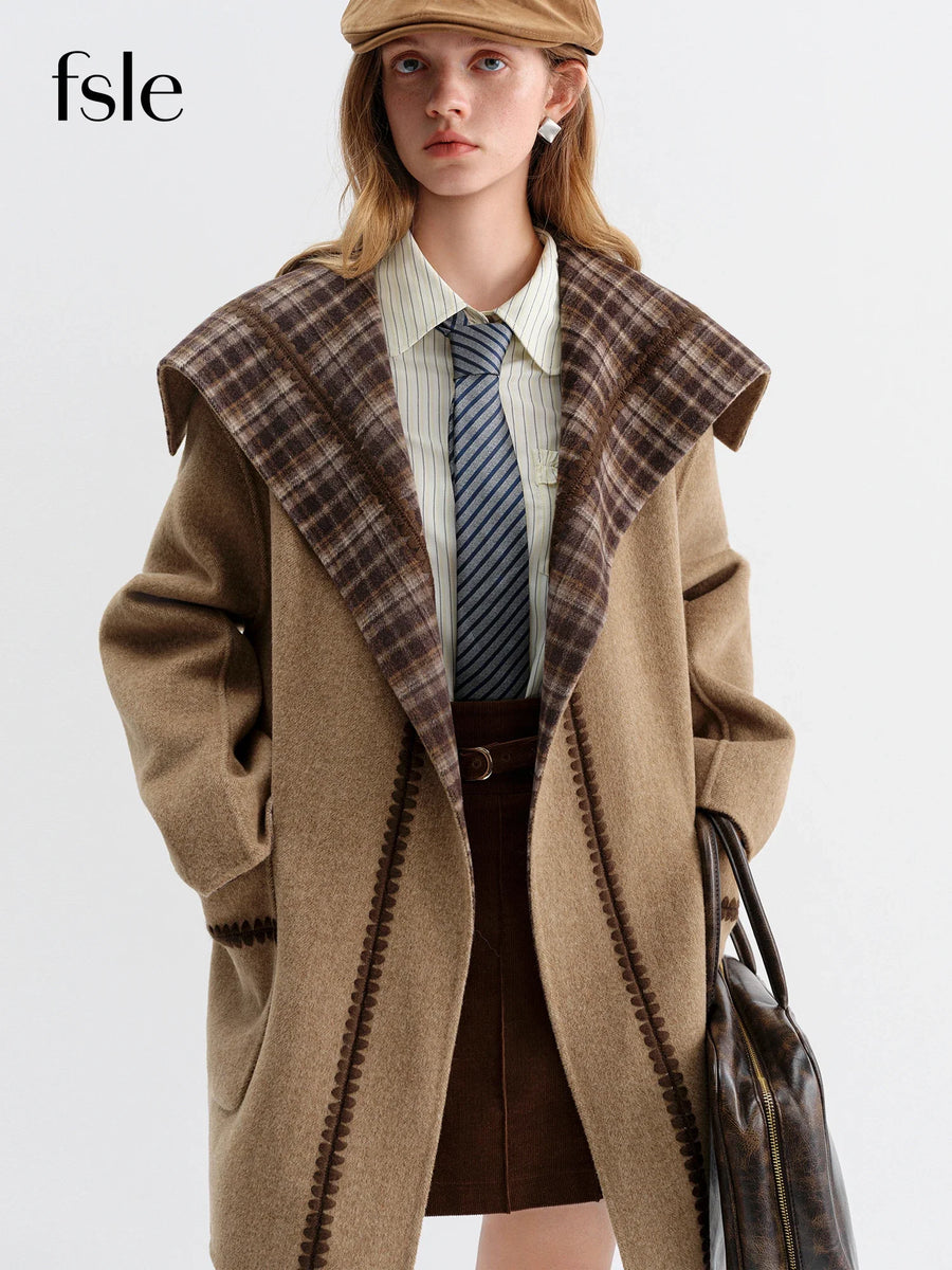 Cappotto ampio da donna a quadri con collo con cappuccio e cintura decorativa
