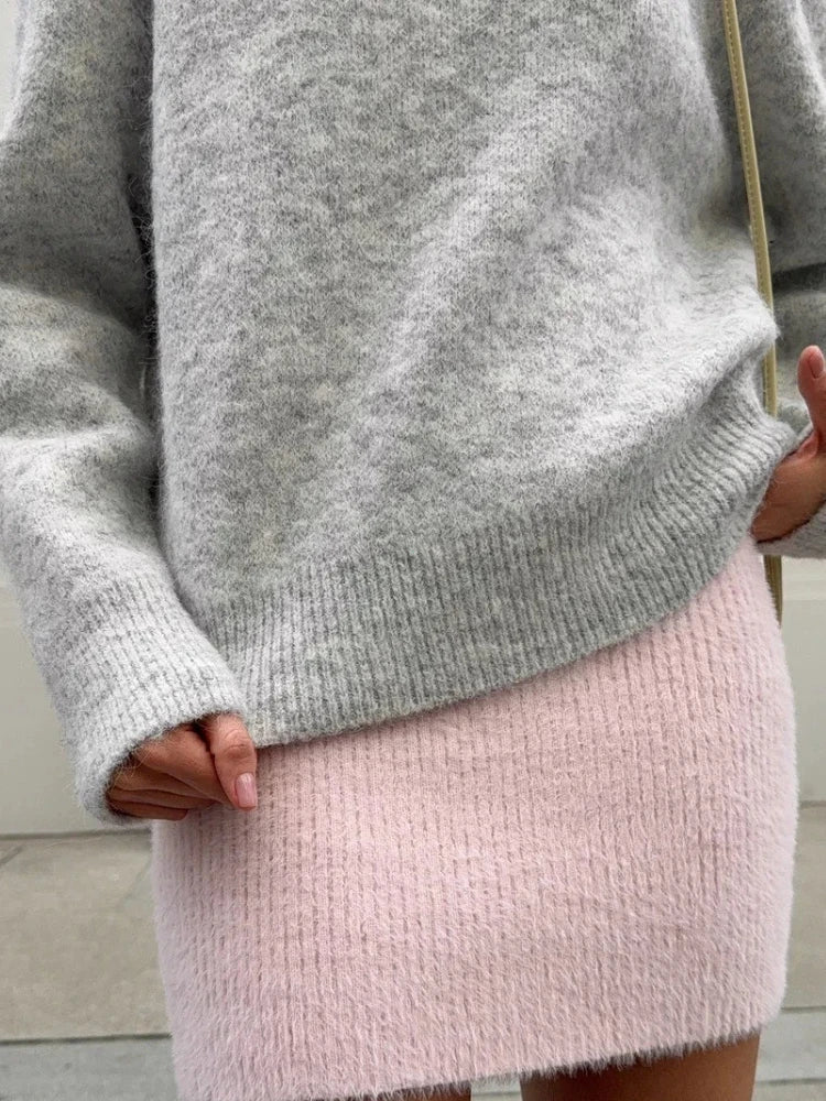 Myk og behagelig dametrøye i rosa strikk med rund hals og lange ermer