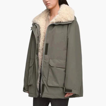 Cappotto invernale donna stile casual con collo foderato e tasche ampie