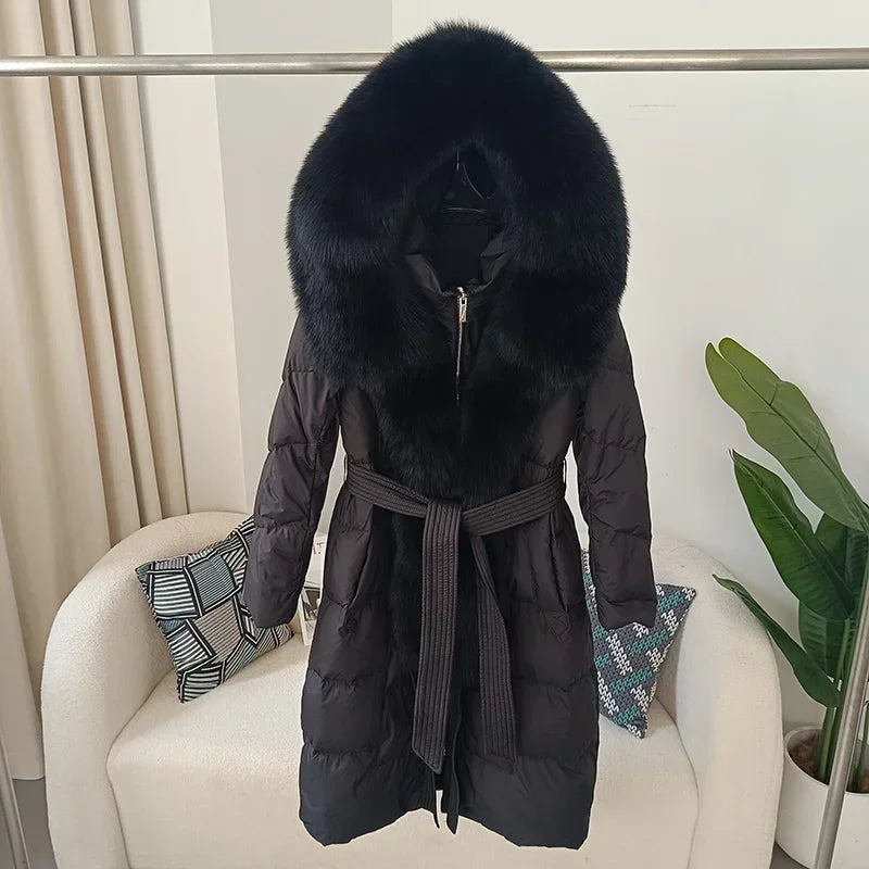 Piumino lungo da donna con cappuccio, rifiniture in pelliccia sintetica, cintura, bianco sporco