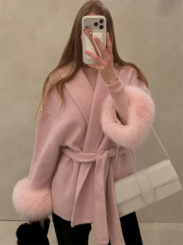 Veste courte femme ceinturée en tissu doux avec poignets en fausse fourrure