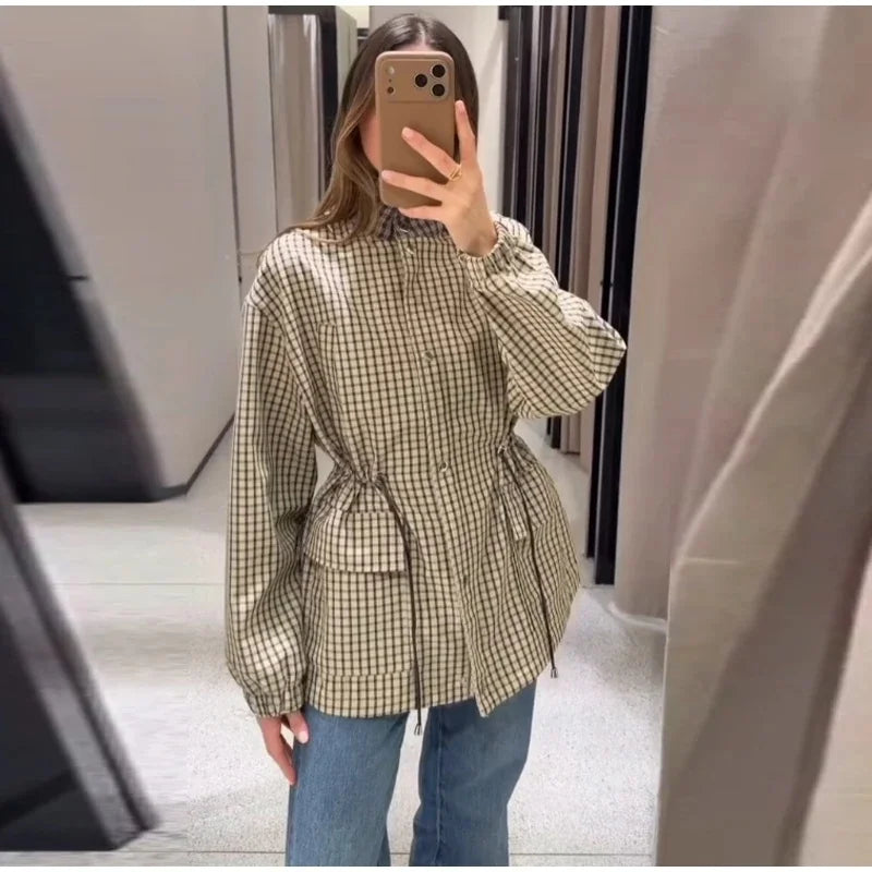 Veste légère femme à carreaux beige et noir avec cordon de serrage taille