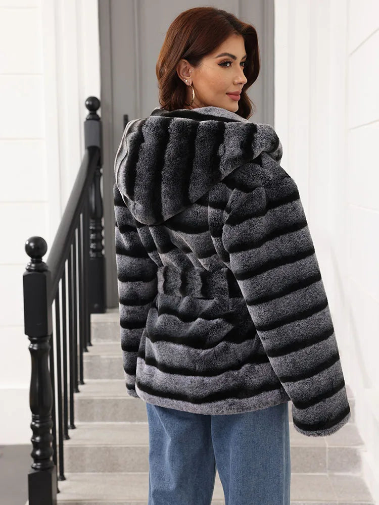 Abrigo de imitación de piel a rayas con capucha y cinturón para mujer