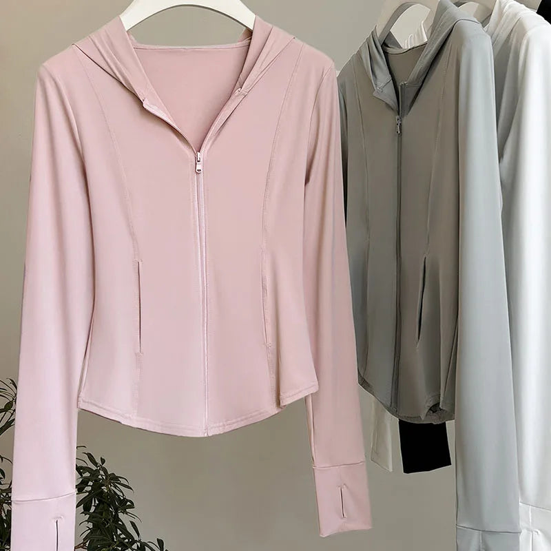 Taillierte Damenjacke mit Kapuze, Reißverschluss und Daumenlöchern, blassrosa