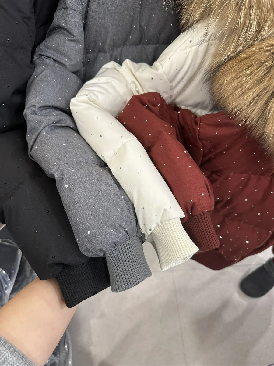 Kort, glitrende dunjakke for kvinner med hette kantet med syntetisk pels
