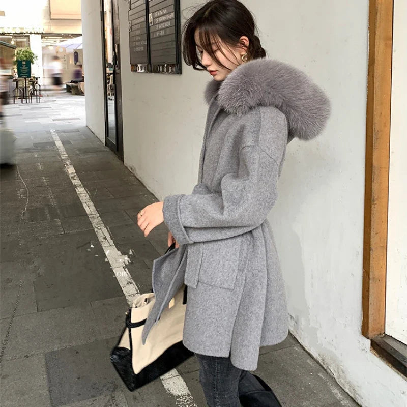 Abrigo de longitud media para mujer, gris, con capucha y pompones suaves
